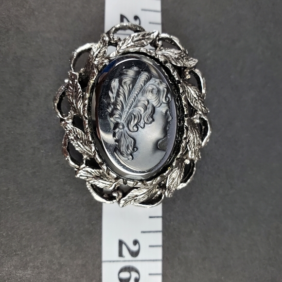 Vintage EUC silver & black cameo brooch - Picture 4 of 5